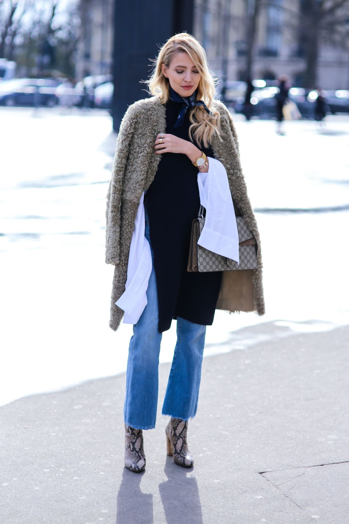 Teddy coat & Blue shades | Paris - Leonie Hanne