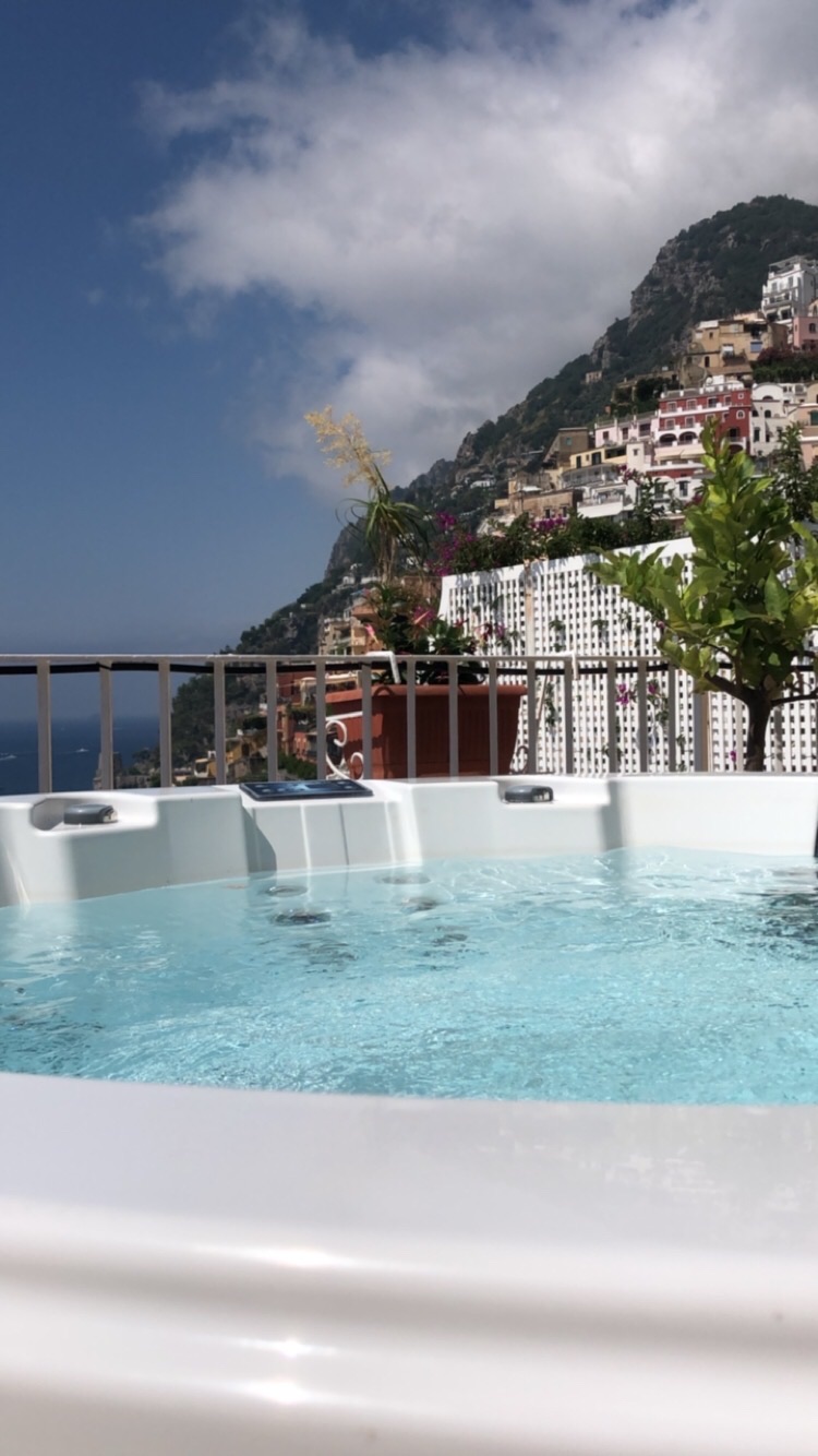 Jacuzzi In Italy - Leonie Hanne