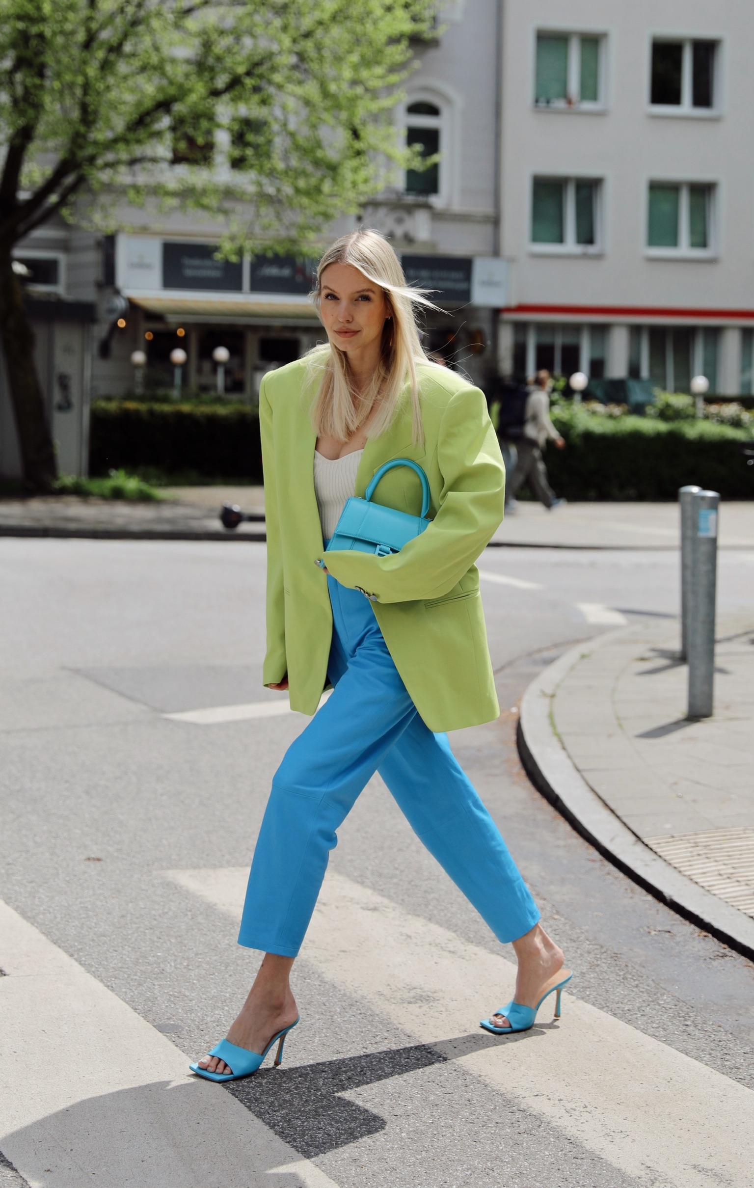 STREET STYLE | LIME X BLUE - Leonie Hanne