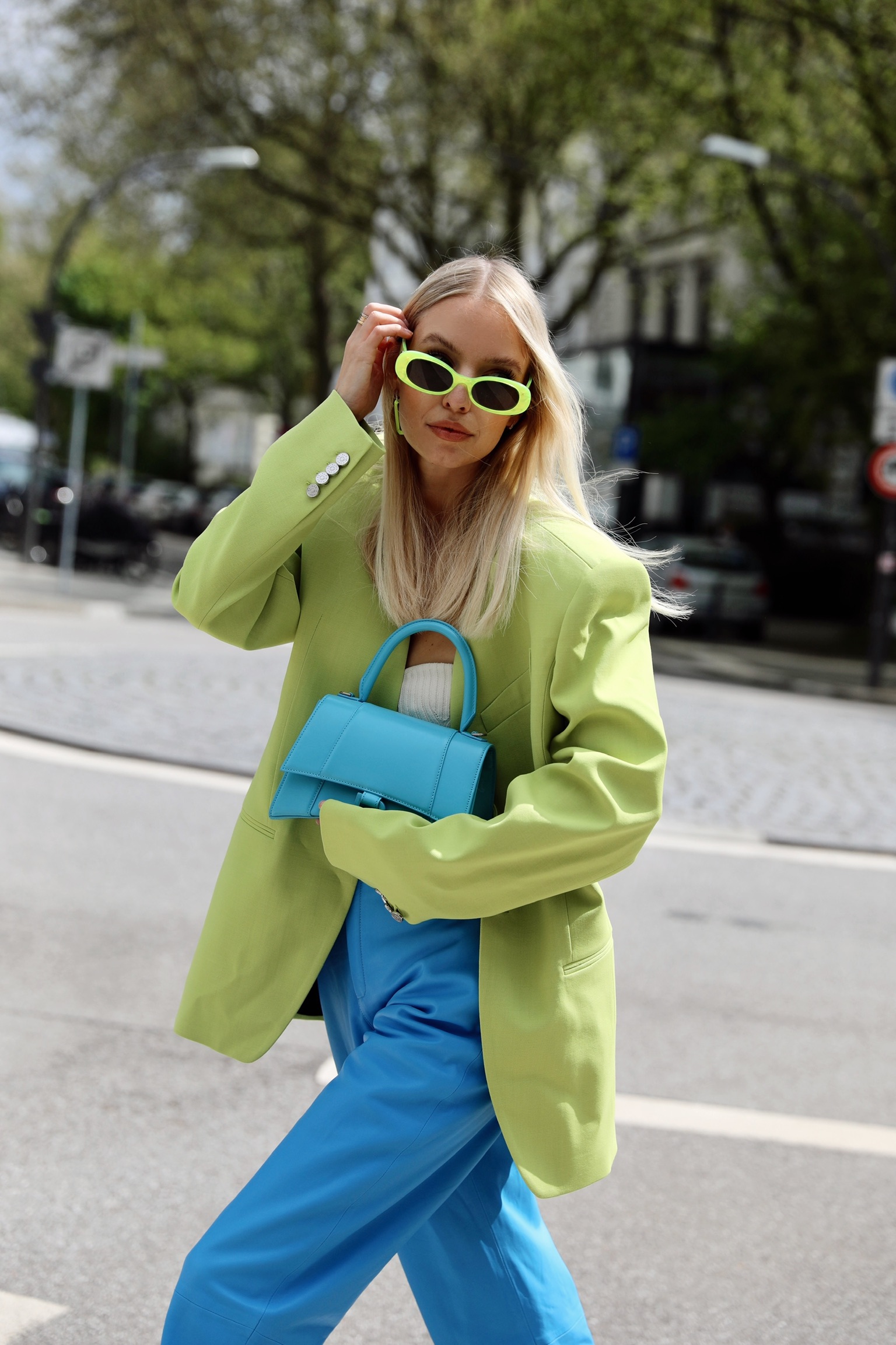 STREET STYLE | LIME X BLUE - Leonie Hanne